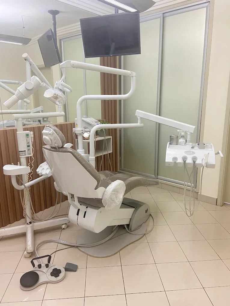 Consultório da Saab Odontologia com cadeira odontológica e equipamentos