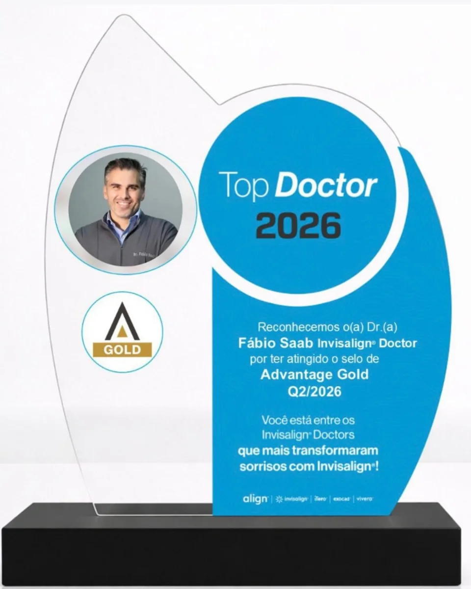 Troféu Top Doctor 2026 da Align concedido ao Dr. Fábio Saab, Invisalign Doctor, pelo selo Advantage Gold Q2/2026